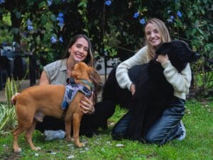 Familia recordando a su mascota en el Pet Memorial Garden de Pleia